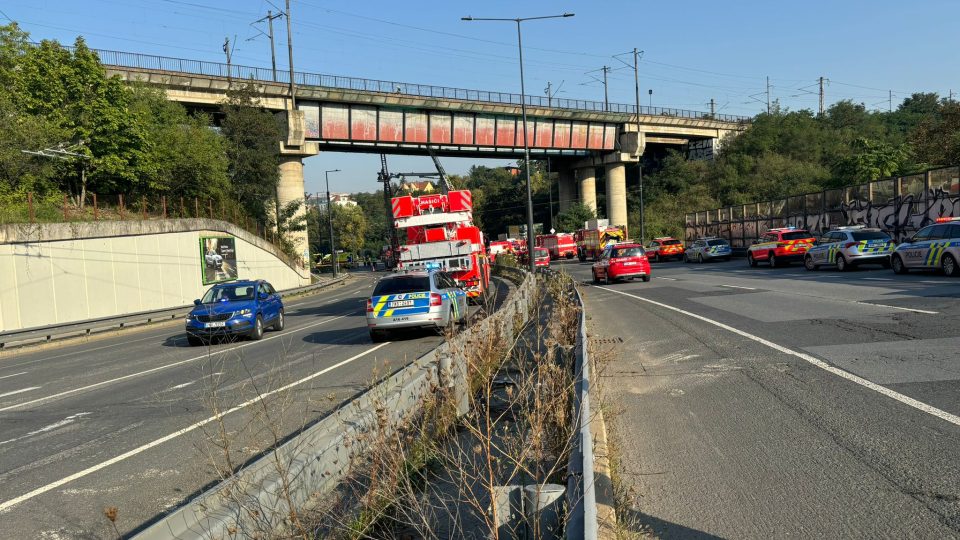 Drážní i pražští hasiči evakuovali cestující