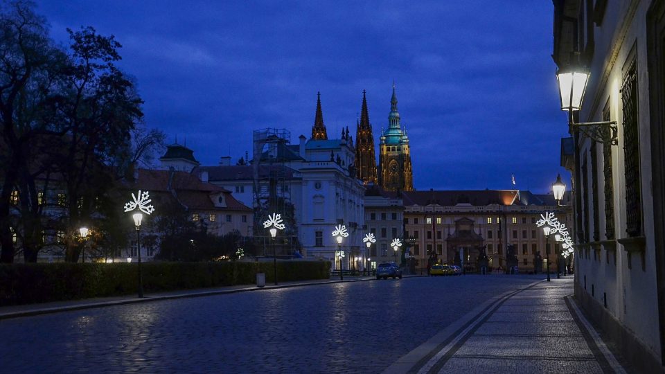 Kandelábr na Hradčanském náměstí, světlo v něm lampář teprve rozžehne