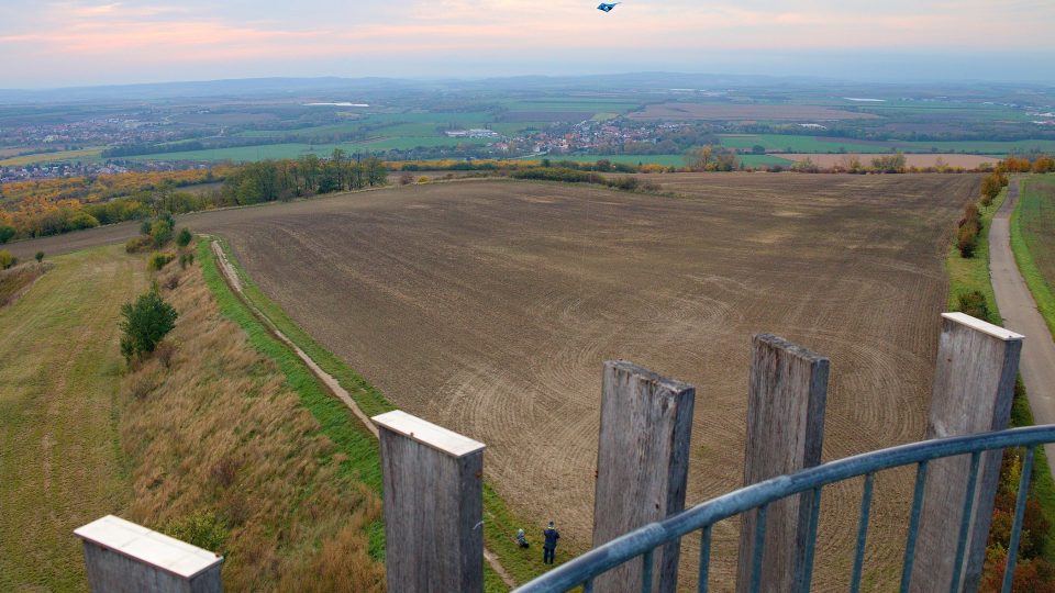 Rozhledna kromě výhledu do všech stran nabízí i špetku adrenalinu