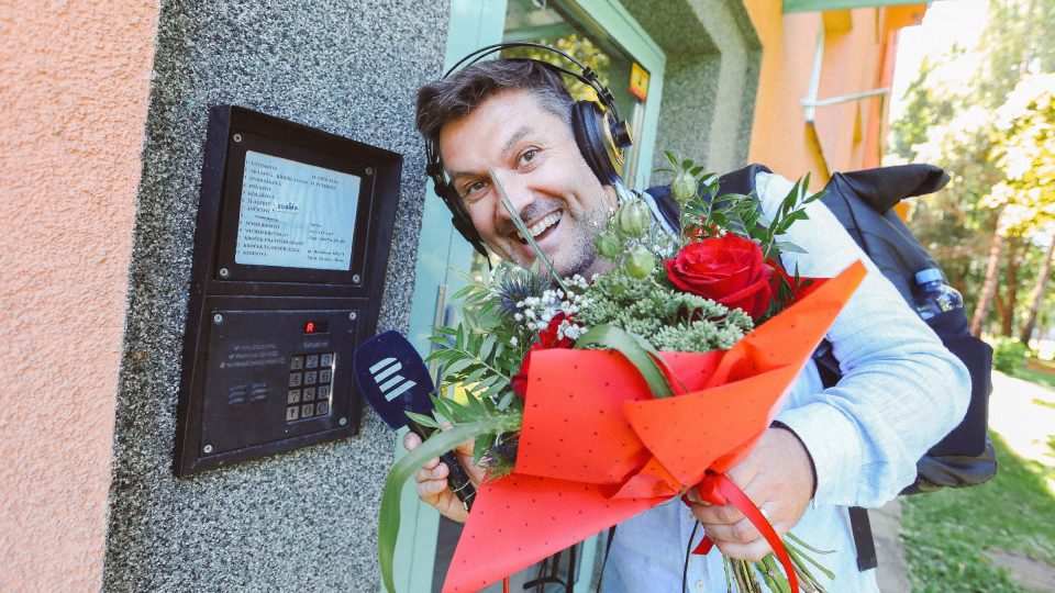 Moderátor Patrik Rozehnal zvoní na další, tentokrát už téměř platinový, manželský pár | foto: Jana Volková Moderátor Patrik Rozehnal zvoní na další, tentokrát už téměř platinový, manželský pár