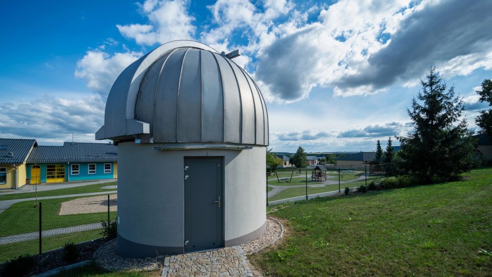 Středem kopule hvězdárny v Jindřichově Hradci prochází patnáctým poledník - zde je přesný středoevropský čas