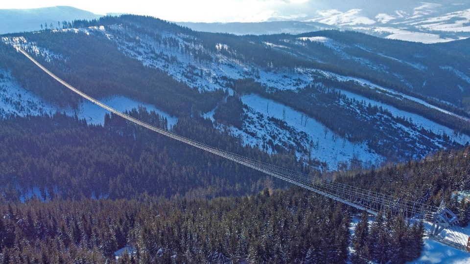 Sky Bridge 721 v pohledu od kopce Slamník