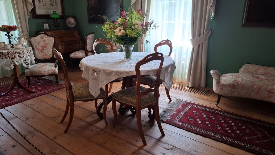 Květinová výzdoba v severovýchodním křídle zámku Veltrusy | foto: Markéta Vejvodová, Český rozhlas Květinová výzdoba v severovýchodním křídle zámku Veltrusy