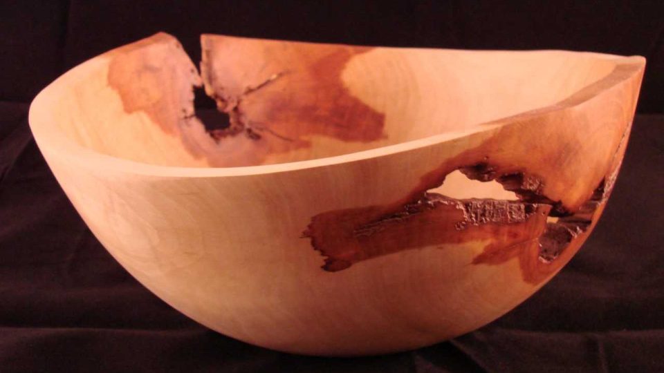 Vady dřeva jako praskliny a suky se pod rukama Jiřího Hurycha mění v originální umělecká díla