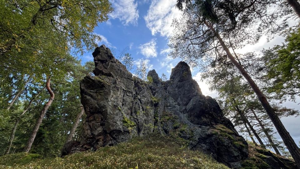 Skalní Věž překvapení pravděpodobně pojmenovali horolezci | foto: Pavel Halla, Český rozhlas Skalní Věž překvapení pravděpodobně pojmenovali horolezci