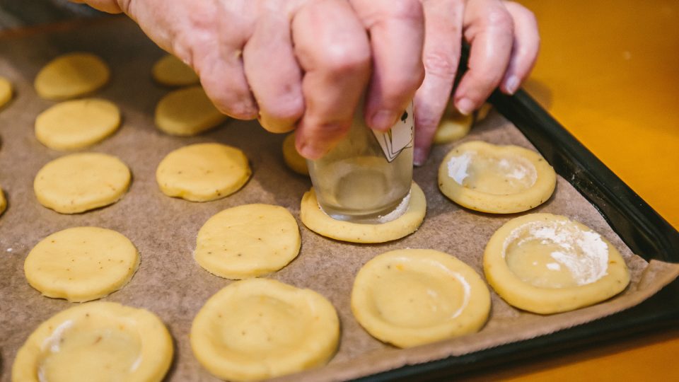 Užším spodkem skleničky vytlačíme důlky na náplň