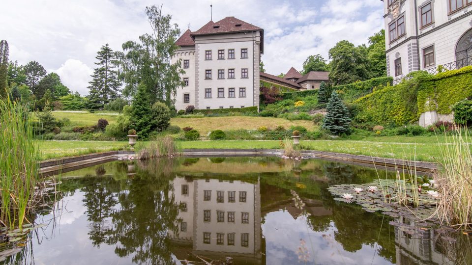 Jezírko v zámecké zahradě, která tuto podobu získala v 19. století. Zahrada se nachází na jižních plochách zrušeného opevnění. V severním předpolí zámku se rozprostírá zámecký park, který postupně přechází ve volný les | foto: Martin Čuřík Jezírko v zámecké zahradě, která tuto podobu získala v 19. století. Zahrada se nachází na jižních plochách zrušeného opevnění. V severním předpolí zámku se rozprostírá zámecký park, který postupně přechází ve volný les