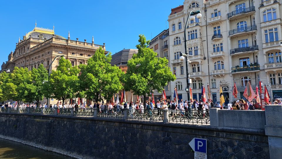 Průvod baráčníků na chvíli zastavil dopravu