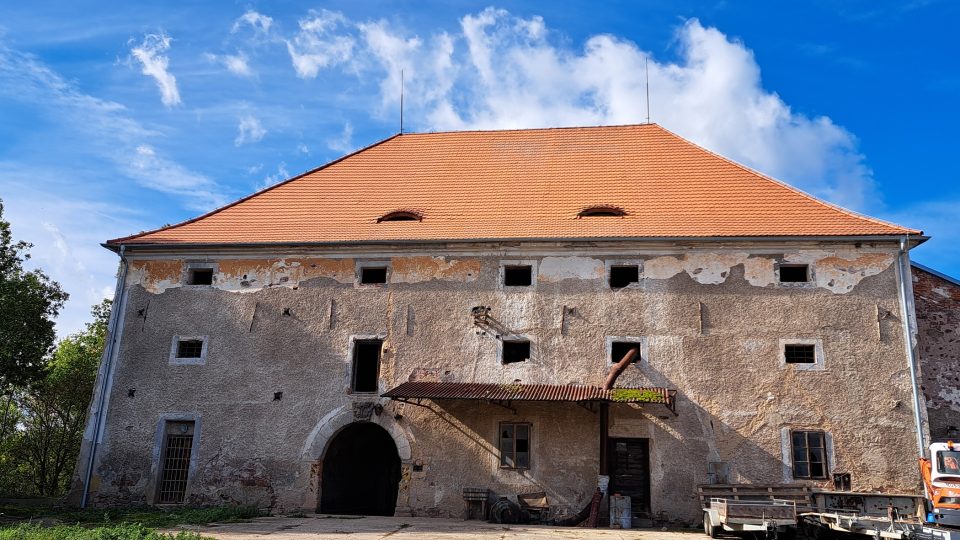 Tvrz v Pičíně je dnes velmi zchátralá