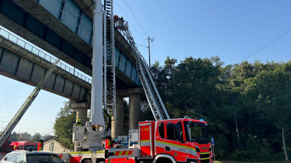 Drážní i pražští hasiči evakuovali cestující