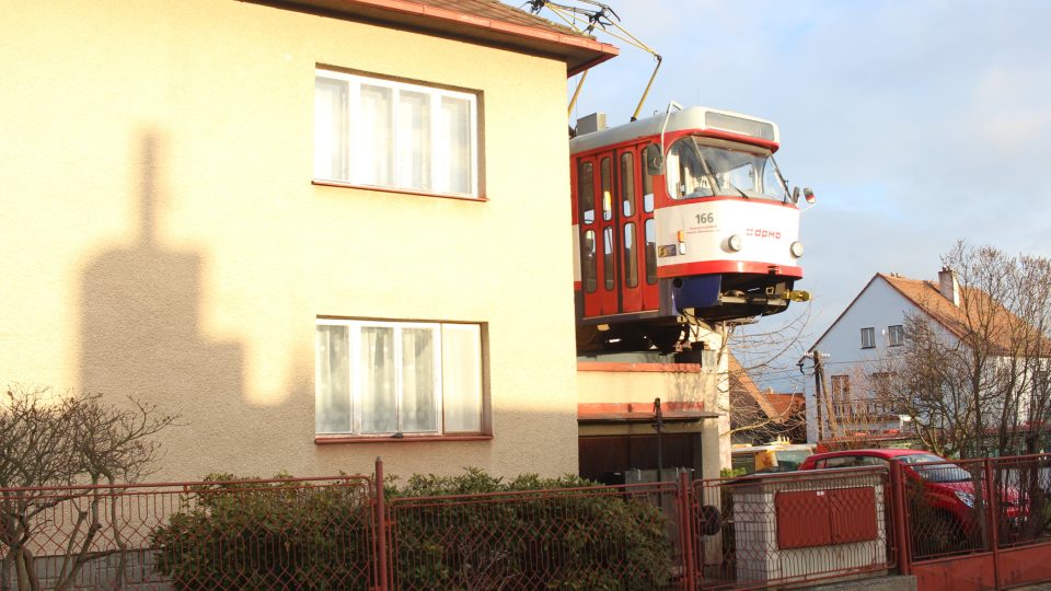 Tramvaj na střeše garáže v Jihlavě (3).JPG