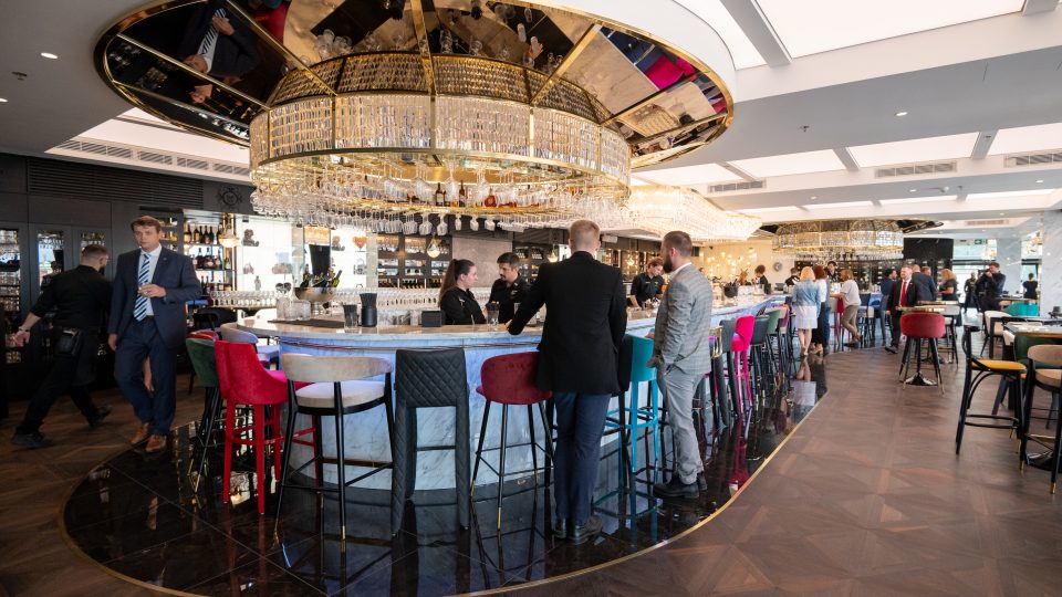 V restauraci Fly Vista je také nejdelší interiérový bar v česku s délkou 36 metrů