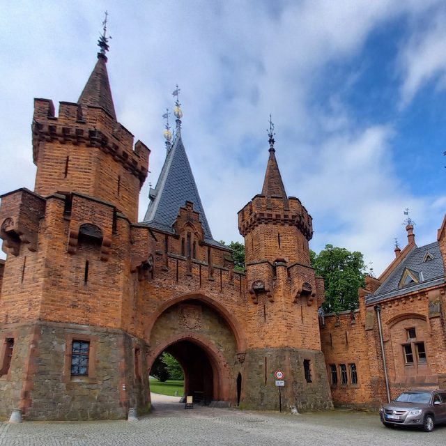 Zámek v Hradci nad Moravicí tvoří ve skutečnosti dva zámky. Bílý a Červený | foto: Petra Štrymplová,  Český rozhlas