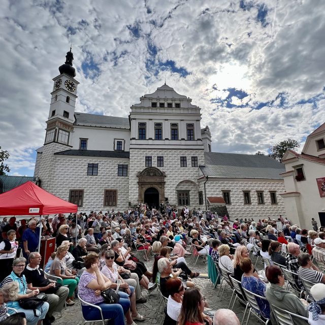 Nádvoří pardubického zámku bylo celé odpoledne a večer plné | foto: Zdeněk Novák,  Český rozhlas