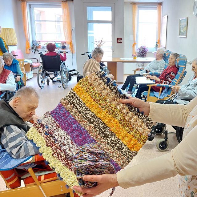 Ze starých svetrů vznikají podsedáky | foto: Irena Šarounová,  Český rozhlas