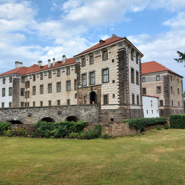 Zámek Nelahozeves z 16. století je jedním z nejlépe dochovaných renesančních zámků v Čechách | foto: Jolana Nováková,  Český rozhlas