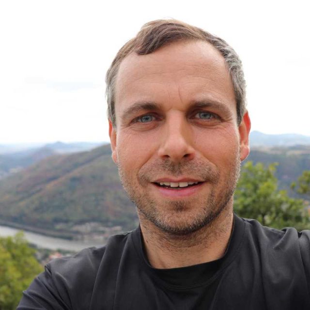 Lektor Pavel Ovesný učí s batohem na zádech o tvorbě cen a rizicích podnikání | foto: Archiv Pavel Ovesný