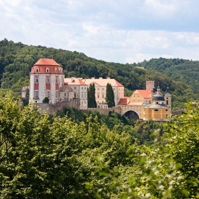 Zámek vznikl na troskách původně strážního hradu. Proto se tyčí nezvykle na skalním ostrohu. Tato scenérie je inspirací i pro filmaře | foto: Zdeněk Truhlář,  Český rozhlas