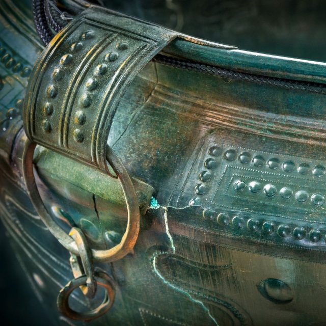 Bronzové vědro z Kladiny je bohatě zdobené tepáním | foto: Luděk Vojtěchovský,  Východočeské muzeum v Pardubicích