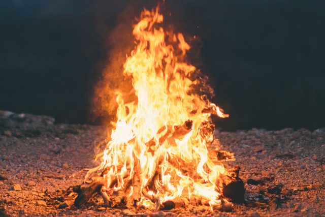 Přisedněte k táboráku a poslechněte si příběh z daleké Aljašky | foto: Licence Public domain CC0,  Fotobanka Pixabay