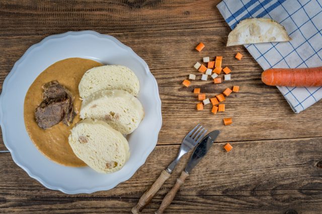 Svíčková omáčka,  poklad české kuchyně,  má kořeny ve Francii. Jen sladší mrkev zčásti nahrazuje celer  (ilustrační foto) | foto: Profimedia