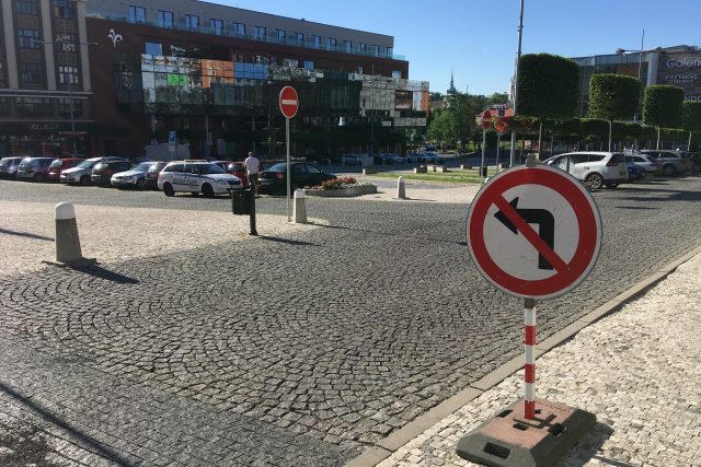 Část náměstí Svobody v Teplicích je nově jednosměrná | foto: Gabriela Hauptvogelová,  Český rozhlas