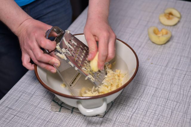 Na recept je potřeba půl kila nastrouhaných jablek | foto: Jan Chlaň,  Český rozhlas