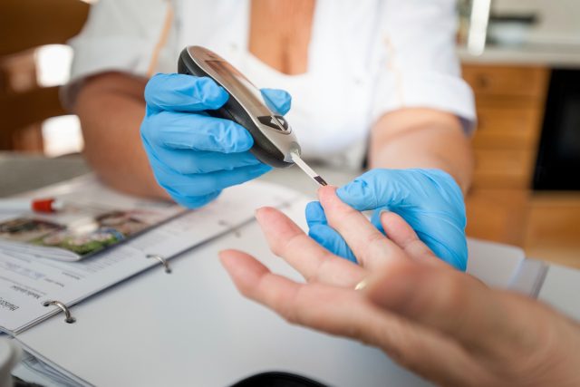 Cukrovka,  diabetes,  glukometr,  meření cukru v krvi,  lékař,  vyšetření,  ordinace,  ilustrační foto | foto: Fotobanka Profimedia