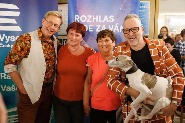 Focení s fanoušky: vlevo Aleš Cibulka, vpravo Michal Jagelka a jejich pes vipet Tobiáš | foto: Jiří Šeda Focení s fanoušky: vlevo Aleš Cibulka, vpravo Michal Jagelka a jejich pes vipet Tobiáš