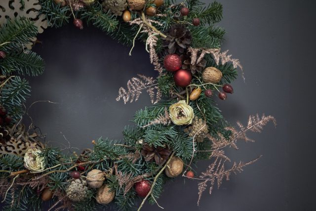 Šišky,  oříšky nebo i šípky představují na adventním věnci zakuklená přání | foto: Profimedia