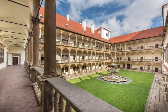 Nejkrásnějším místem bučovického zámku je nádvoří s kašnou | foto: Aleš  Motejl,  Státní zámek Bučovice