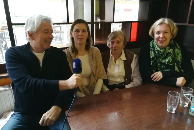 Talk show Petra Voldána a jeho hostů. Hosty jsou manželky cestovatelů Jana Horká,  Zuzana Juračková a Miroslava Konkolská | foto: Český rozhlas Hradec Králové