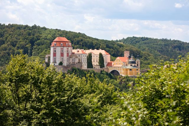 Zámek vznikl na troskách původně strážního hradu. Proto se tyčí nezvykle na skalním ostrohu. Tato scenérie je inspirací i pro filmaře | foto: Zdeněk Truhlář,  Český rozhlas