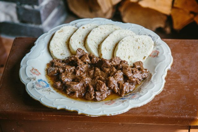 Kančí guláš podle rodinné receptury uvařila Iveta Richterová. Má krásnou barvu, chuť a šťavnatost