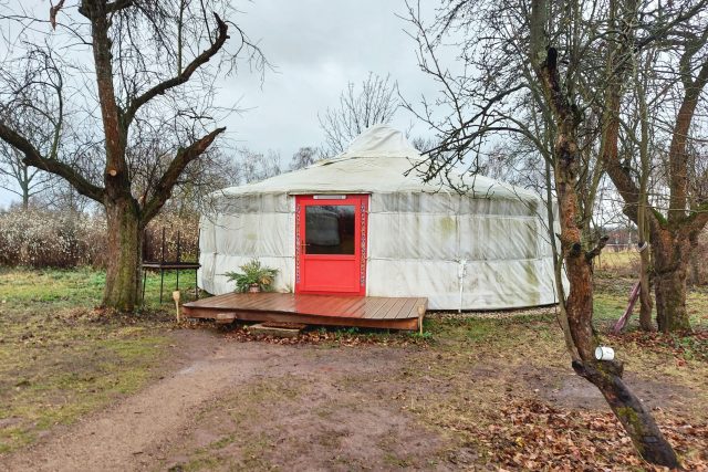 Díky přírodním materiálům je v jurtě maximální propojení s okolní přírodou | foto: Markéta Vejvodová,  Český rozhlas