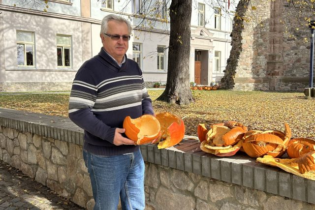 Ředitel ZŠ Karlov Svatopluk Česák s rozbitými dýněmi | foto: Věra Hájková,  Český rozhlas